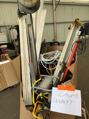une boîte en carton contenant tout un tas d'outils