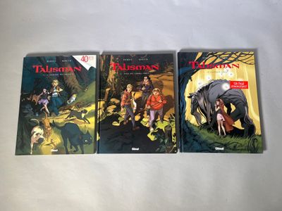 trois livres pour enfants sont posés sur une surface blanche