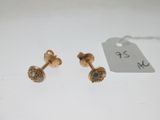 une paire de boucles d'oreilles en or serties de diamants