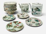 plusieurs assiettes et tasses et une théière sur la table