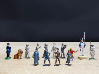 un grand nombre de figurines posées sur une table