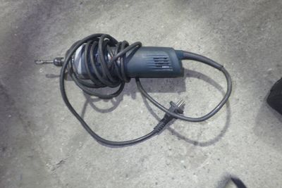 un câble relié à un cordon d'alimentation posé au sol