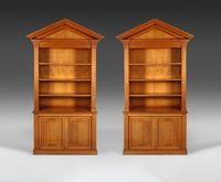 Paire de bibliothèques deux-corps en merisier mouluré.