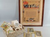 une photo d'une boîte de cartes et une photo d'un homme