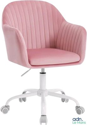 La chaise de bureau rose est équipée de roulettes et possède un piètement blanc.