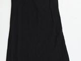 le dos d'une robe noire sur fond blanc