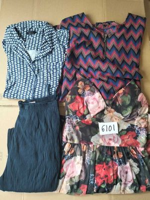 une boîte en carton contenant des vêtements et sur laquelle est collée une étiquette