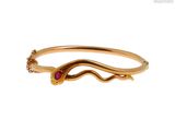 un gros plan d'un bracelet en or orné d'un serpent