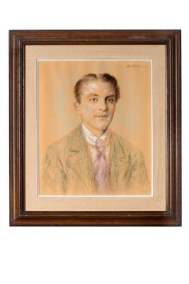 portrait d'un homme en costume-cravate, dans un cadre en bois