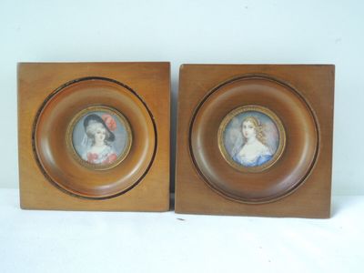 paire de portraits miniatures anciens de femmes, encadrés dans des cadres en bois