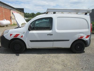 une camionnette blanche avec une bande rouge sur le côté