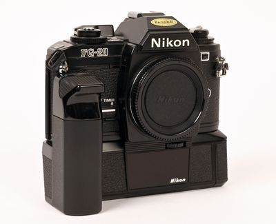 un appareil photo noir posé sur un trépied