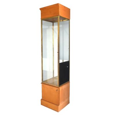 Vitrine de magasin en laiton et bois, années 1960. Socle et …