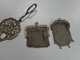 trois porte-monnaie anciens en métal argenté et un petit porte-monnaie argenté