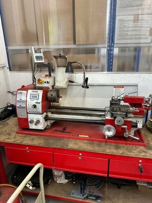 une machine posée sur un établi dans un garage