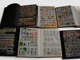 beaucoup de timbres sur les pages d'un livre
