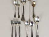 beaucoup de cuillères en argent et de cuillères sur la table