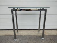 Table console, plateau en verre, piètement chromé. (photo 2)