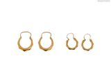 trois paires de boucles d'oreilles créoles en or sur fond blanc