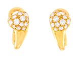une image d'une paire de boucles d'oreilles en or et diamants