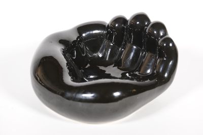 VIDE-POCHE Main en céramique émaillée noire.