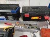 de nombreux outils posés sur une table