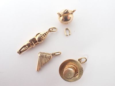 4 breloques en or 18 K, poids 13,7 gr (bélières à ressouder) - Photo 1