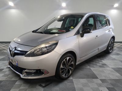 la voiture argentée est garée sur un sol en damier dans le garage