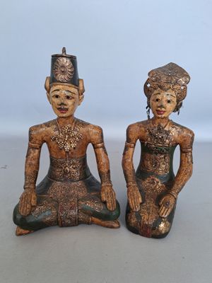 Indonésie XXème Couple en bois sculpté et peint à décor appl…