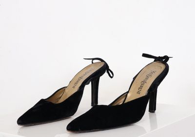les talons en suédine noire sont attachés et prêts à être portés