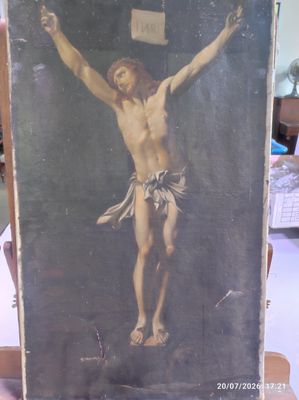 un tableau représentant un homme sur une croix posée sur une table
