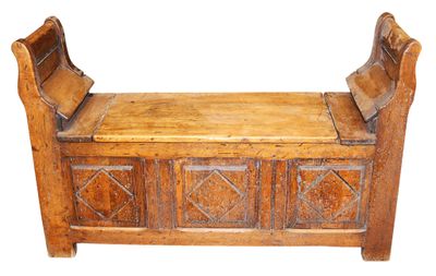 COFFRE BANC en chêne mouluré à panneau orné de carrés, monta… - Photo 1