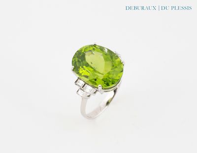 une bague en or blanc sertie d'un péridot taille coussin