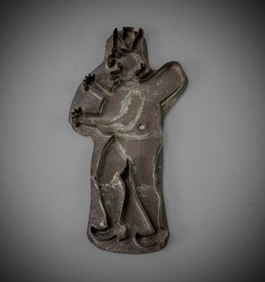 statue d'un homme tenant une épée dans la main droite
