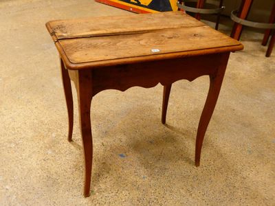 une petite table en bois sur laquelle se trouve un petit tiroir