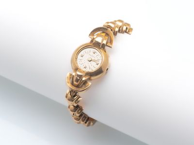 une image d'un gros plan d'une montre-bracelet sur une surface blanche