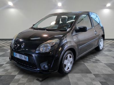 la photo d'une petite voiture noire sur un sol en damier