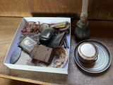 une boîte remplie d'objets posée sur une table