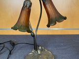 l'image d'une lampe posée sur une table