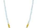 un collier de perles bleues orné d'une breloque en forme d'étoile dorée