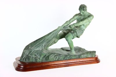 statue d'un homme tenant un poisson, posée sur un socle en bois