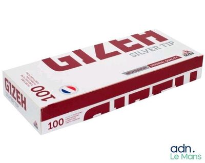 la boîte est pleine de cigarettes qui sont posées sur la table