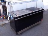 un comptoir noir surmonté d'une vitrine
