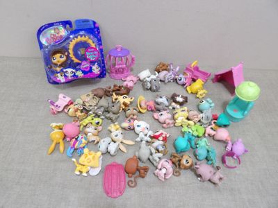 il y a plein de jouets Littlest Pet Shop sur la table