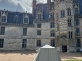 une tente installée devant un grand bâtiment