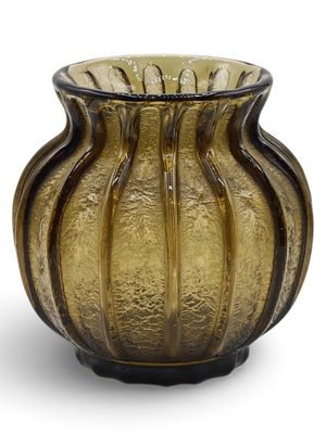 vase en verre jaune orné d'un motif ondulé sur fond blanc