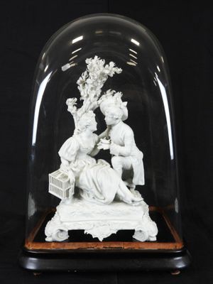 un dôme en verre sous lequel se trouve une figurine représentant un couple