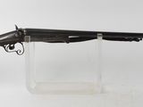 un fusil avec un canon en bois sur un support transparent