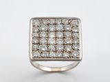 gros plan d'une bague en diamant sur une surface blanche