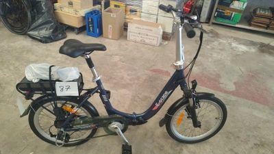 un vélo garé dans un garage